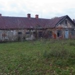 Dołhomościska. Opuszczony i popadający budynek dworu.