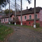 Krukienice. Jedna z zachowanych oficyn dworskich. W czasie II wojny światowej mieściło się w niej więzienie i katownia NKWD.