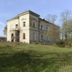 Bąkowice (ukr. Буньковичі). Dwór Franciszka Topolnickiego zakupiony w r. 1883 przez jeuzuitów. Na terenie podworskim powstało słynny Zakład Wychowawczy Ojców Jezuitów w Chyrowie.