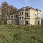 Bąkowice (ukr. Буньковичі). Dwór Franciszka Topolnickiego zakupiony w r. 1883 przez jeuzuitów. Na terenie podworskim powstało słynny Zakład Wychowawczy Ojców Jezuitów w Chyrowie.