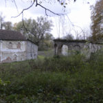 Nadyby (ukr. Надиби). Domek ogrodnika oraz ruiny cieplarni na granicy ogrodu ozdobnego.