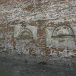 Wojutycze (ukr. Воютичі). Zachowana ściana dworskiego spichlerza na terenie dawnego folwarku.