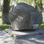 Przyłbice (ukr. Прилбичі). Kamień pamiątkowy umieszczony w miejscu nieistniejącego dworu Szeptyckich.