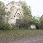 Boratyn (ukr. Борятин). Ruiny rzymskokatolickiej kaplicy stojącej nad stawem podworskim.