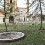 Tartaków (ukr. Тартаків). Ruiny pałacu, widok elewacji bocznej z widoczną na pierwszym planie fontanną ogrodową.